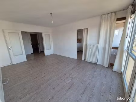 grand t2 avec balcons et parking