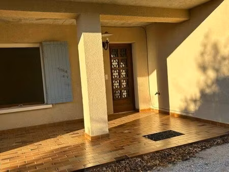 grand appartement à louer f2:/f3 avec parking dans propriété prfvee au rez de haussée  ave