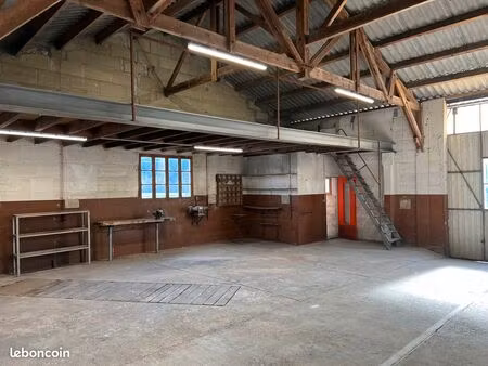 location hangar sécurisé 220 m² - électricité neuve  vidéosurveillance  portail électrique