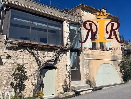 bonnieux  maison de village avec vue  dépendances  terrasse et