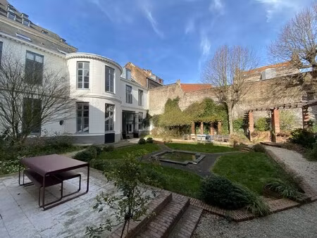 location local professionnel 85m²