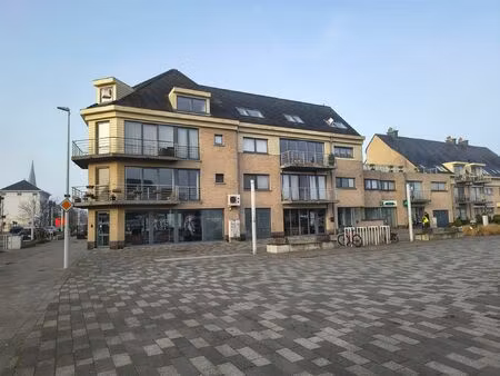 ruim en lichtrijk dakappartement met 2 slaapkamers en ondergrondse autostaanplaats