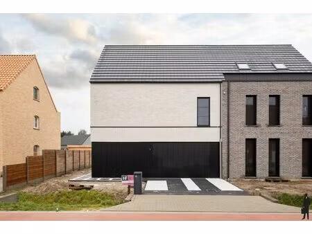 instapklare nieuwbouw halfopen bebouwing met tuin en garage