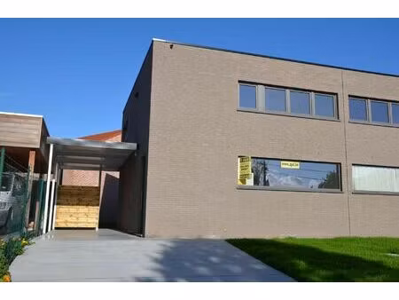 halfopen nieuwbouwwoning met tuin  carport