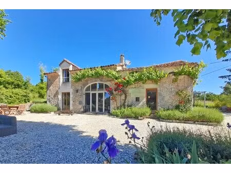 belle maison de campagne dans un cadre idyllique