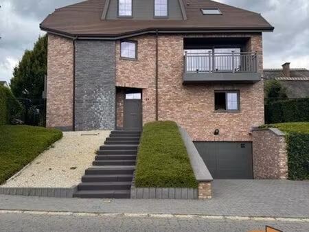 modern en ruim appartement met kelder en autostaanplaats.