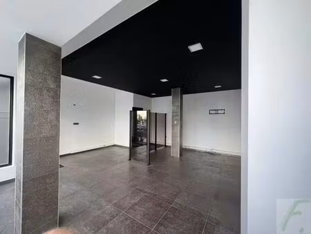 location commerce 56 m²