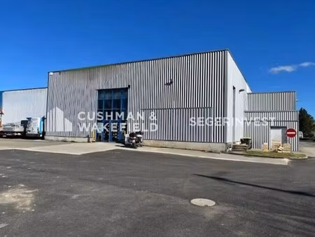 location local d'activités 373 m²