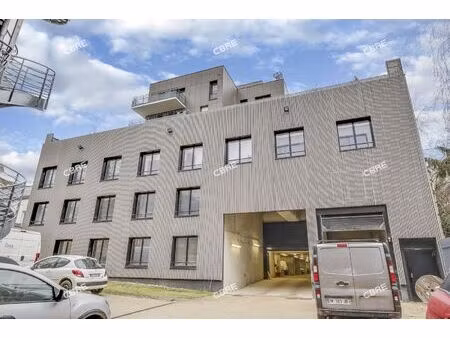 location local professionnel 1 055m²