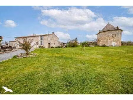 vente longère et corps de ferme à luché-sur-brioux (79170) : à vendre / 241m² luché-sur-br