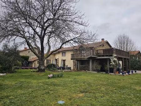 une maison de campagne pleine de charme avec un gîte d'hôtes