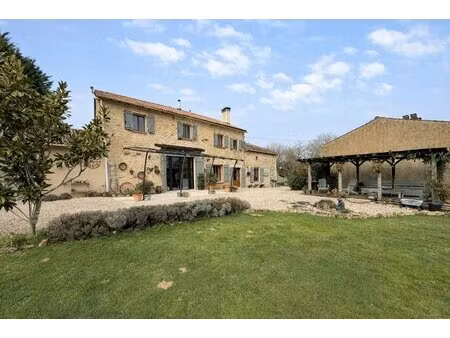 havre de paix en pierre  rénové avec soin  à proximité de sauzé-vaussais