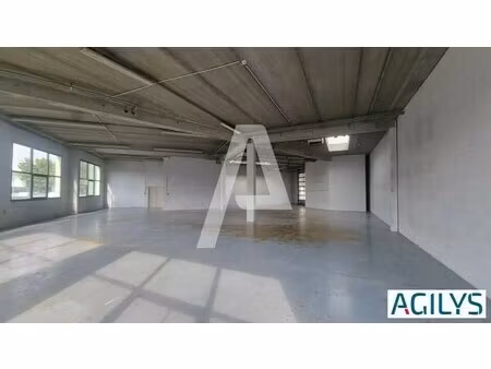 location local d'activités 323 m²