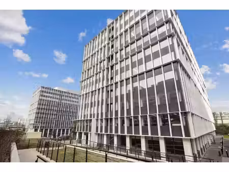 location local professionnel 3 595m²