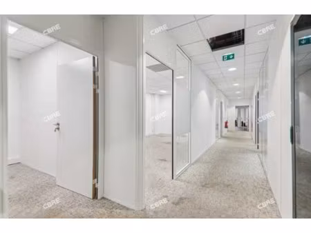 location local professionnel 326m²