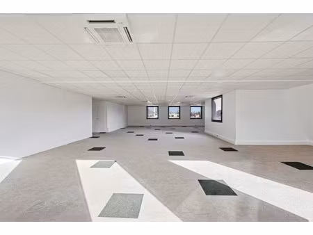 location local professionnel 189m²