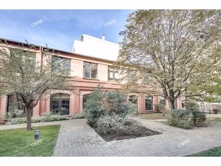 location local professionnel 2 334m²