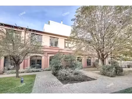 location local professionnel 2 571m²