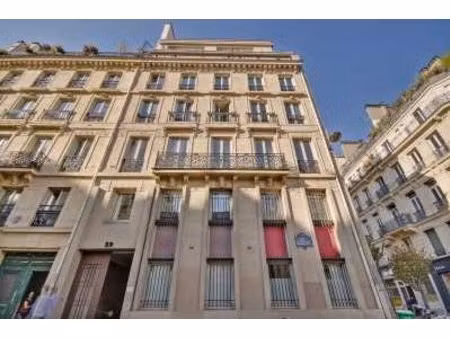 location local professionnel 244m²