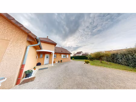 maison située à courlaoux idéale pour une famille avec jardin clôturé aménagé et double ga