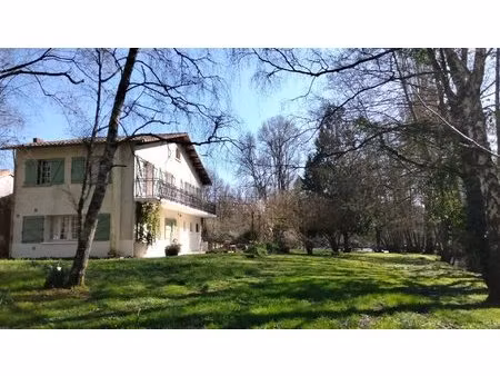 propriété lumineuse  endroit enchanteur  bordure de rivière  dépendances