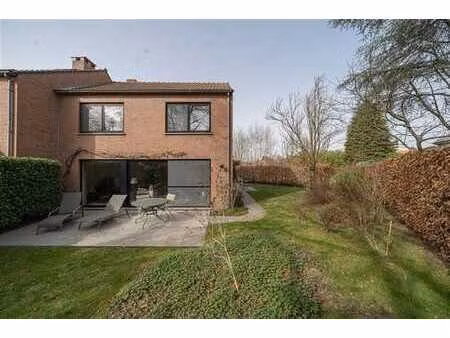 pl. dumon - rare maison 3 façades dans un clos calme !