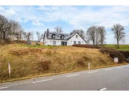 maison familiale spacieuse avec potentiel locatif.