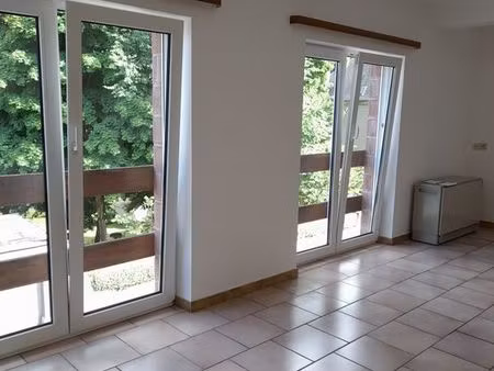 appart impecc dans bon immeuble tranquille 0470/82 52 85.