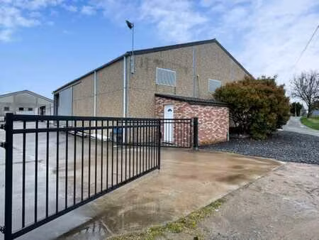 entrepôt de +/- 317 m² avec béton lissé