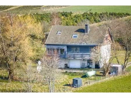 maison familiale moderne avec grand terrain et vue dégagée