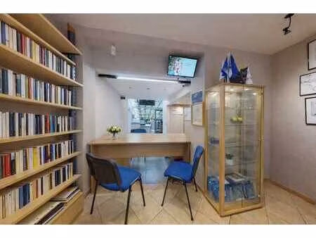 immeuble mixte– espace commercial  duplex et vastes caves.