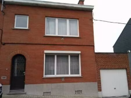 maison d’employé offrant beaux volumes et un cadre calme