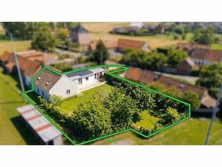 maison 3 façades avec jardin située dans le centre du villag