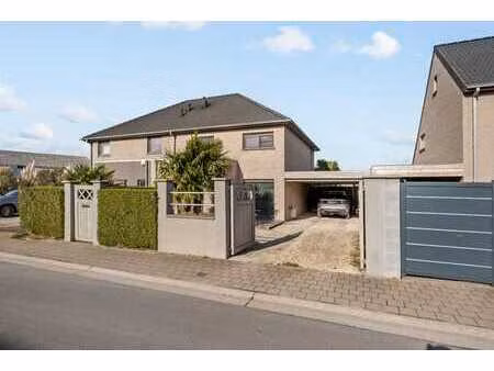 superbe maison 3 façades avec piscine dans le village reche