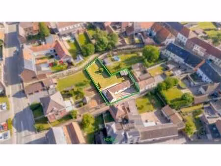 ancienne fermette de plain pied au village de celles