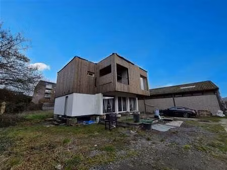 ensemble immobilier sur vaste terrain