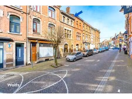 volumineuse maison en plein centre avec cour et terrasse !