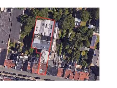 immeuble - 3 logements  2 surfaces de bureaux et entrepôt !