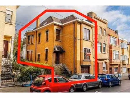 une maison de rapport avec 2 étages