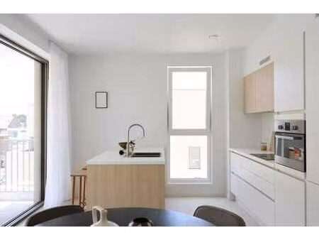 spacieux appartement de trois chambres avec terrasse