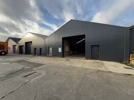 magazijn (750m²) met kantoor (50m²) te huur in deinze