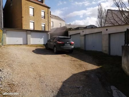 garage box 20 m² à louer dans cour sécurisée