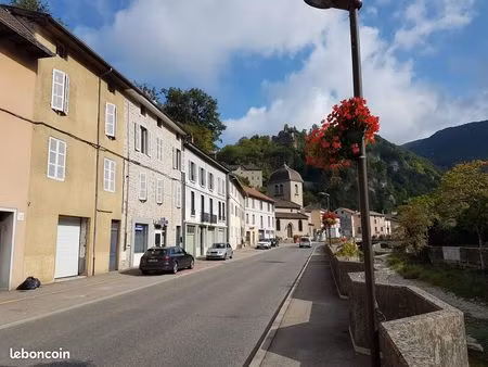 local tres bien place a 10 km amberieu en bugey