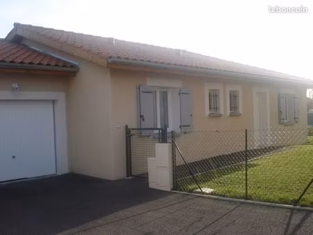 maison plain-pied sur terrain arboré