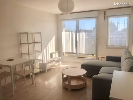 t2 meublé 40 m² à redon – balcon  ascenseur – rénové – 595 cc