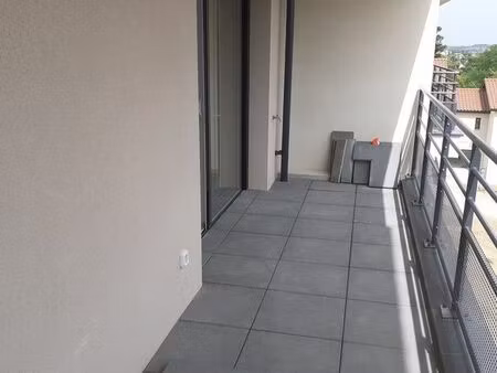 appartement récent de type 3 avec balcon et garage