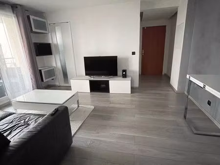 location t2 1 min gare rer a