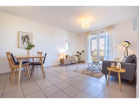 grand t3 parfait état  lumineux  vue dégagée sur coteaux - a