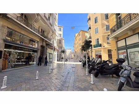 toulon - centre ville - entre les halles et la cathédrale  m