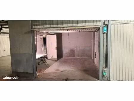 grand garage avec mezzanine